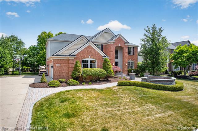 Builiding view seventy two for 45094 Oak Forest, Northville, MI. 48168