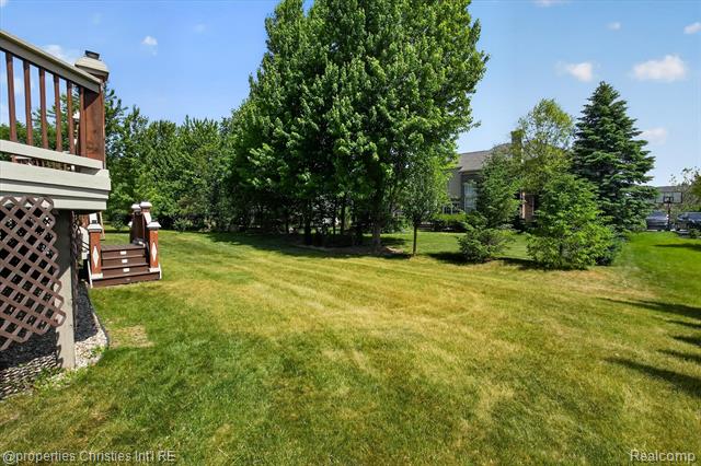 Builiding view sixty six for 45094 Oak Forest, Northville, MI. 48168