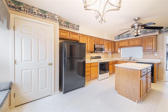 Builiding view fifteen for 16352 Country Knoll, Northville, MI. 48168