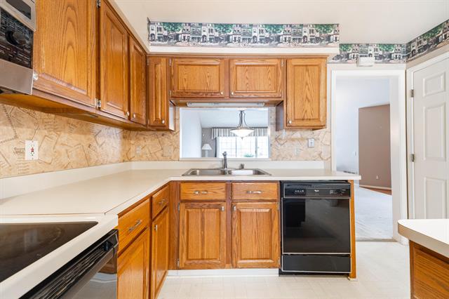 Builiding view sixteen for 16352 Country Knoll, Northville, MI. 48168