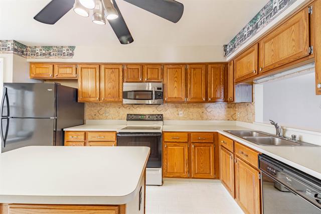 Builiding view thirteen for 16352 Country Knoll, Northville, MI. 48168