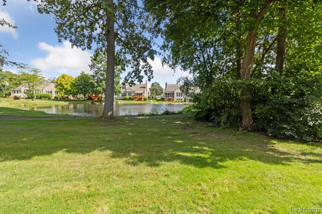 Builiding view thirty nine for 39568 Dun Rovin, Northville, MI. 48168