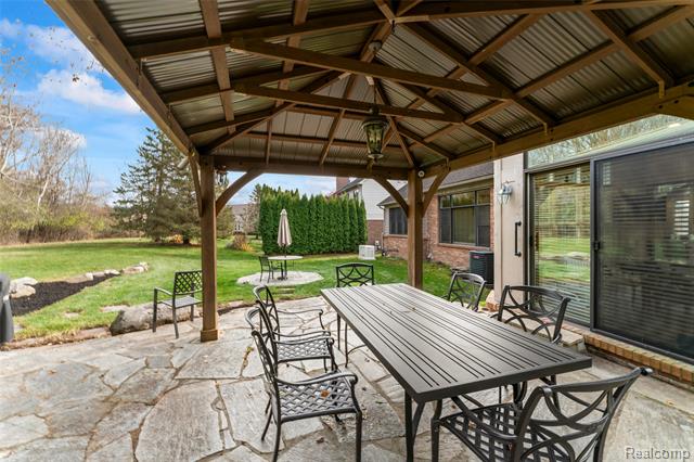 Builiding view sixteen for 18282 Cascade, Northville, MI. 48168