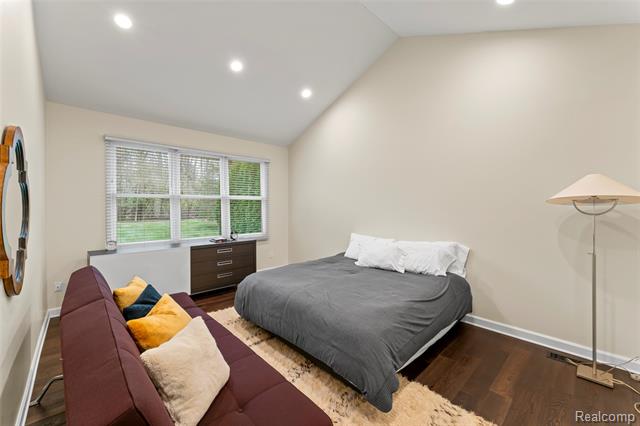 Builiding view thirty one for 18282 Cascade, Northville, MI. 48168