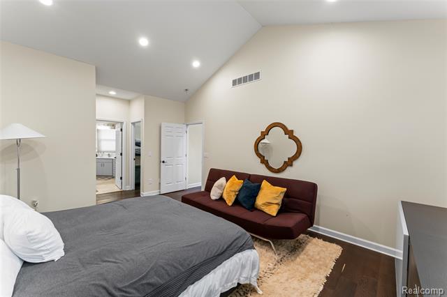 Builiding view thirty two for 18282 Cascade, Northville, MI. 48168