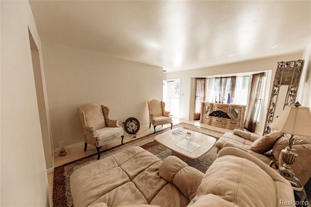 Builiding view eighteen for 25030 Thorndyke, Southfield, MI. 48033