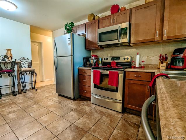 Builiding view eleven for 25030 Thorndyke, Southfield, MI. 48033