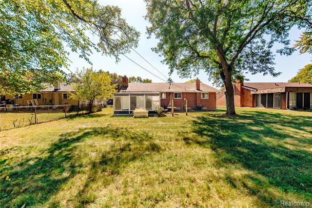 Builiding view fifteen for 25030 Thorndyke, Southfield, MI. 48033