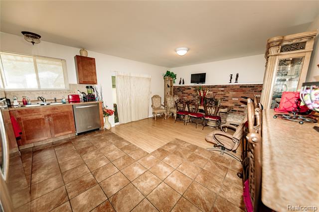 Builiding view nineteen for 25030 Thorndyke, Southfield, MI. 48033