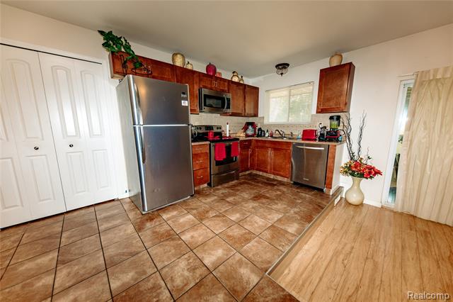 Builiding view six for 25030 Thorndyke, Southfield, MI. 48033