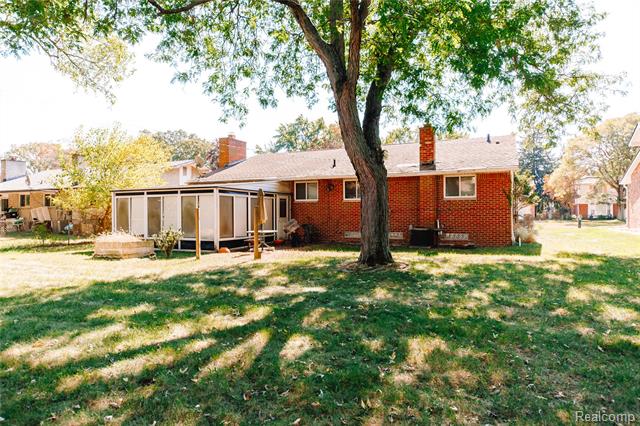 Builiding view sixteen for 25030 Thorndyke, Southfield, MI. 48033