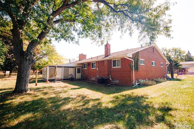 Builiding view thirty seven for 25030 Thorndyke, Southfield, MI. 48033