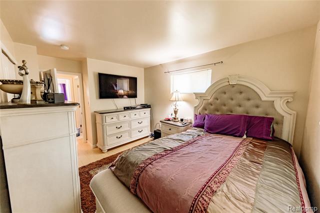 Builiding view thirty three for 25030 Thorndyke, Southfield, MI. 48033