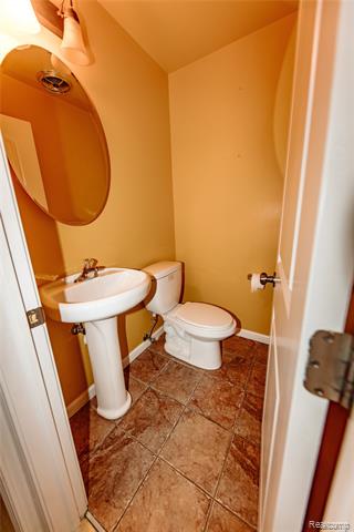 Builiding view thirty two for 25030 Thorndyke, Southfield, MI. 48033