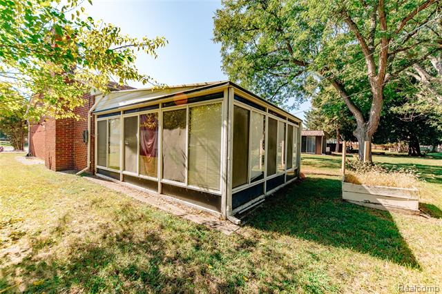 Builiding view thirty for 25030 Thorndyke, Southfield, MI. 48033