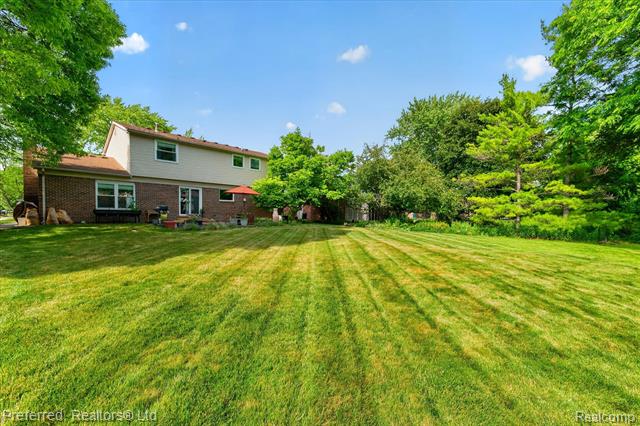 Builiding view forty five for 43751 Oakbrook, Canton, MI. 48187