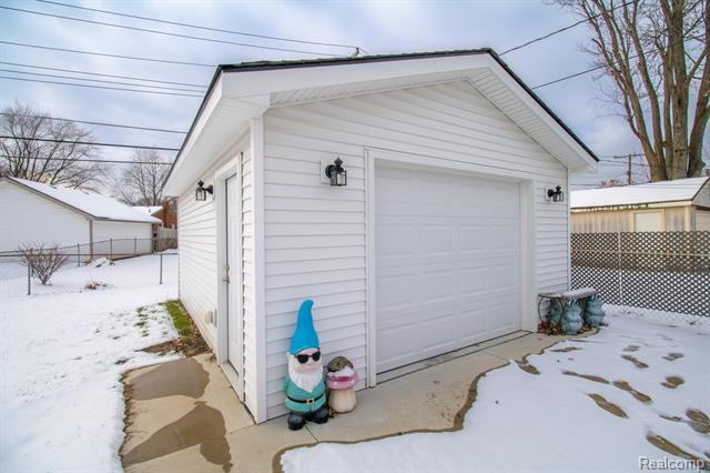 Builiding view thirty two for 8225 N Hubbard, Westland, MI. 48185