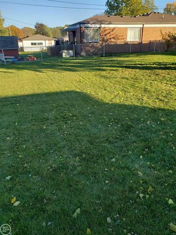 Builiding view eleven for 35692 Hees, Livonia, MI. 48150