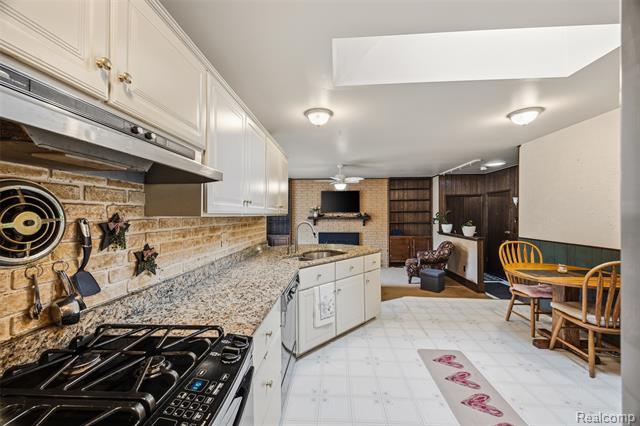 Builiding view eleven for 38750 Grandon, Livonia, MI. 48150