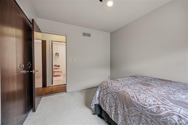 Builiding view nineteen for 38750 Grandon, Livonia, MI. 48150