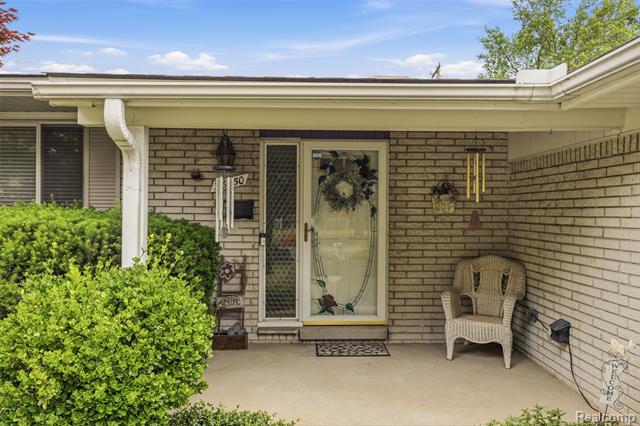 Builiding view three for 38750 Grandon, Livonia, MI. 48150