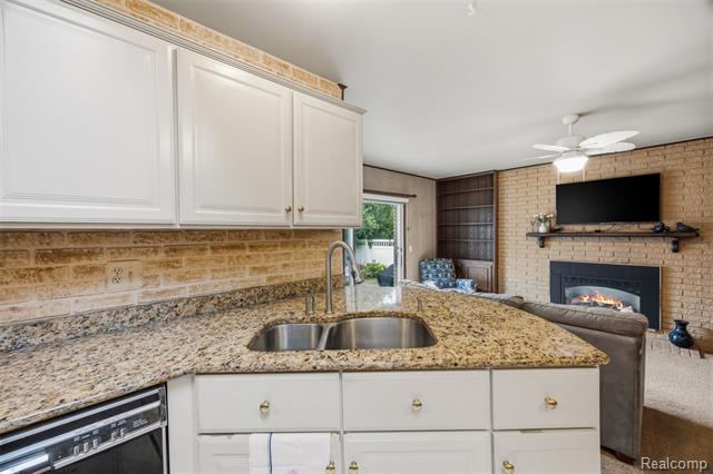 Builiding view twelve for 38750 Grandon, Livonia, MI. 48150