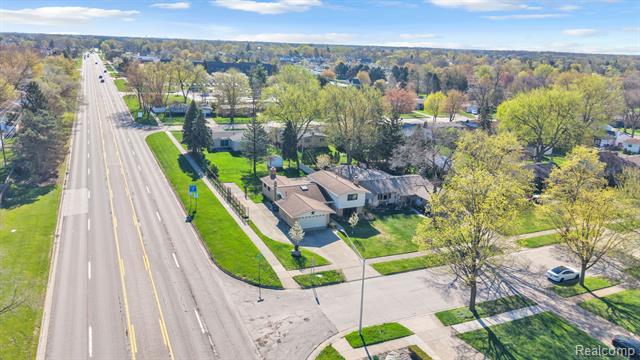 Builiding view forty four for 9498 Bassett, Livonia, MI. 48150