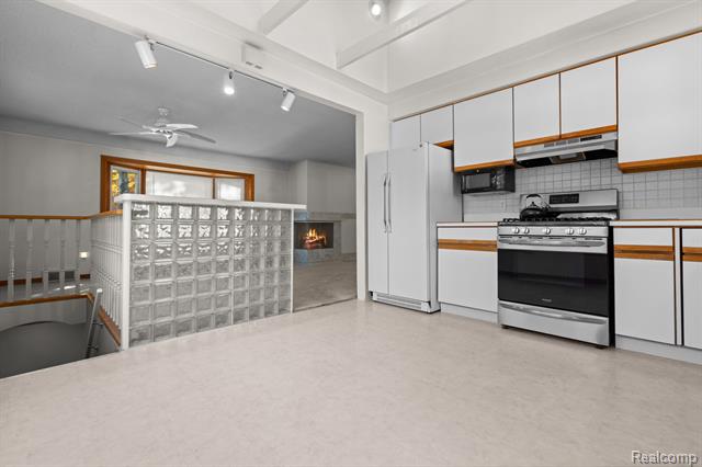 Builiding view eleven for 33632 Cindy, Livonia, MI. 48150