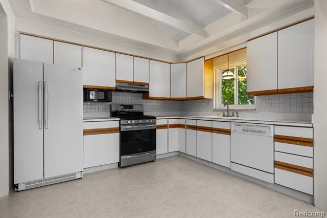 Builiding view nine for 33632 Cindy, Livonia, MI. 48150