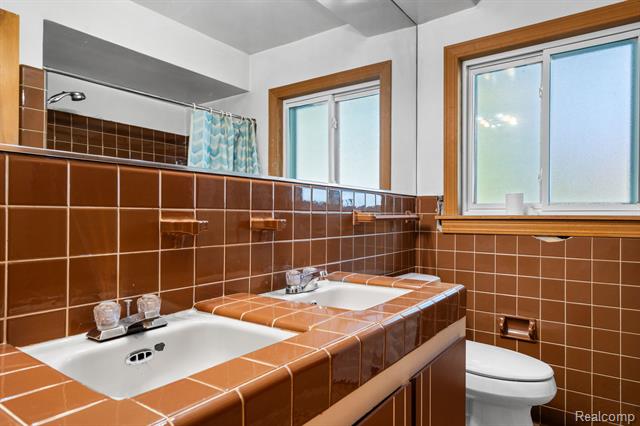 Builiding view seventeen for 33632 Cindy, Livonia, MI. 48150