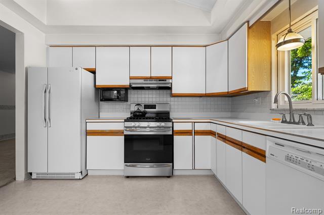 Builiding view ten for 33632 Cindy, Livonia, MI. 48150