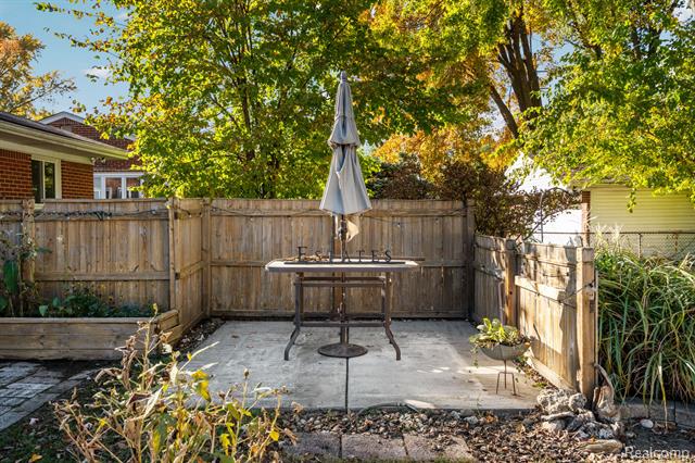 Builiding view thirty eight for 33632 Cindy, Livonia, MI. 48150