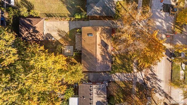 Builiding view thirty four for 33632 Cindy, Livonia, MI. 48150