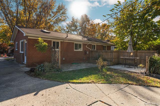 Builiding view thirty one for 33632 Cindy, Livonia, MI. 48150