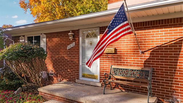 Builiding view two for 33632 Cindy, Livonia, MI. 48150