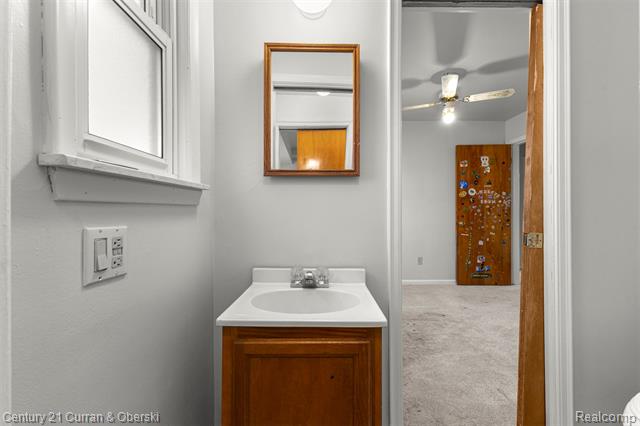 Builiding view eight for 35158 Parkdale, Livonia, MI. 48150