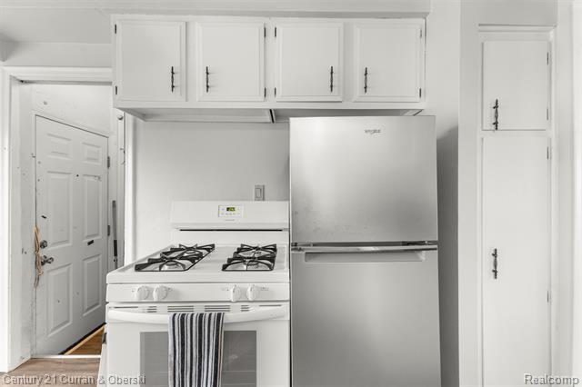 Builiding view eighteen for 35158 Parkdale, Livonia, MI. 48150