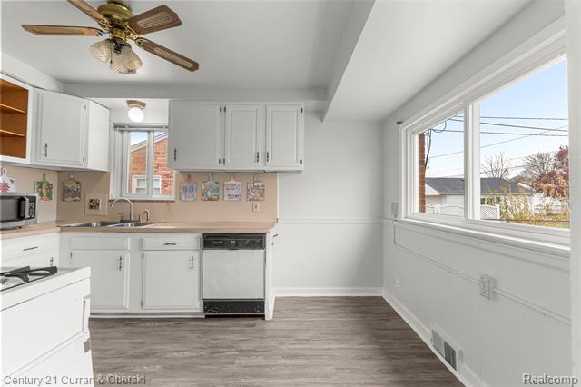 Builiding view fifteen for 35158 Parkdale, Livonia, MI. 48150