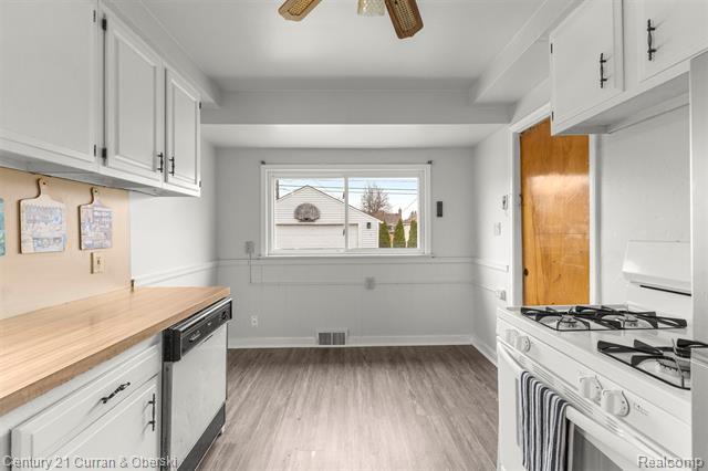 Builiding view fourteen for 35158 Parkdale, Livonia, MI. 48150