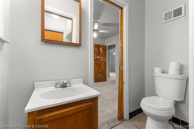 Builiding view nine for 35158 Parkdale, Livonia, MI. 48150