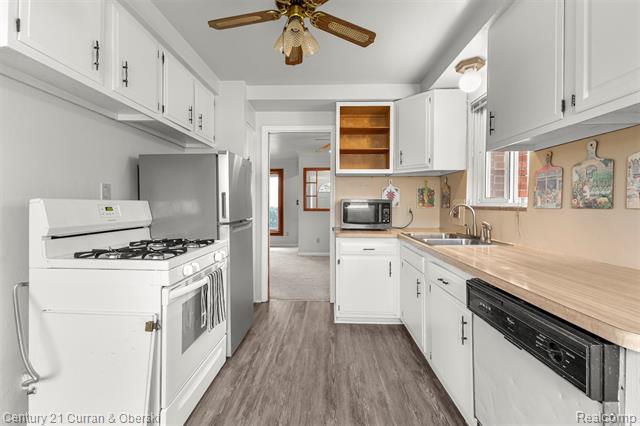 Builiding view seventeen for 35158 Parkdale, Livonia, MI. 48150