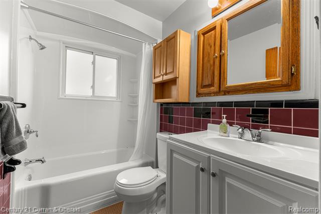 Builiding view six for 35158 Parkdale, Livonia, MI. 48150