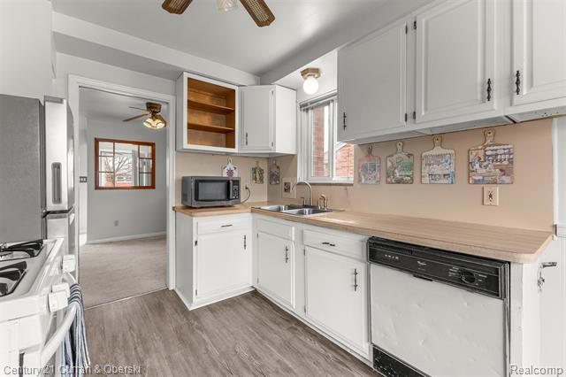 Builiding view sixteen for 35158 Parkdale, Livonia, MI. 48150