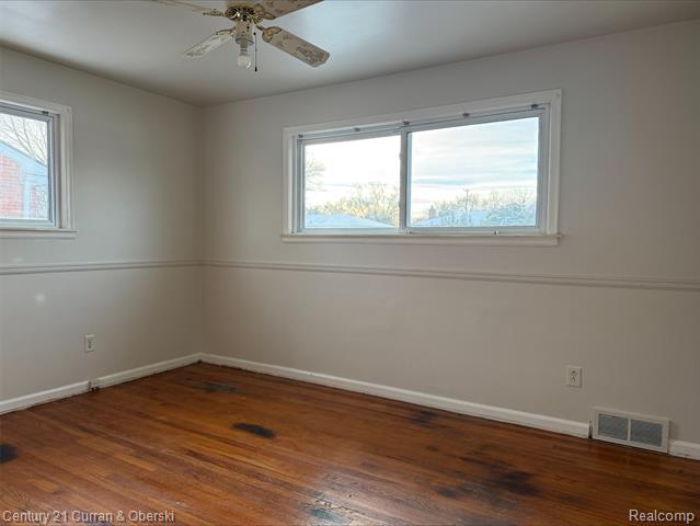 Builiding view ten for 35158 Parkdale, Livonia, MI. 48150