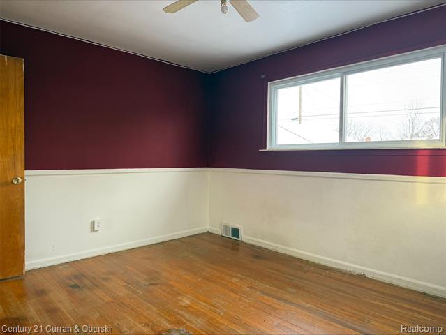 Builiding view thirteen for 35158 Parkdale, Livonia, MI. 48150