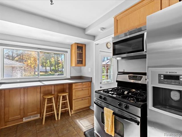 Builiding view eight for 35129 West Chicago, Livonia, MI. 48150