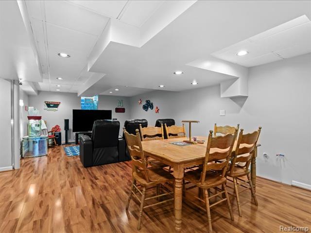 Builiding view eighteen for 35129 West Chicago, Livonia, MI. 48150