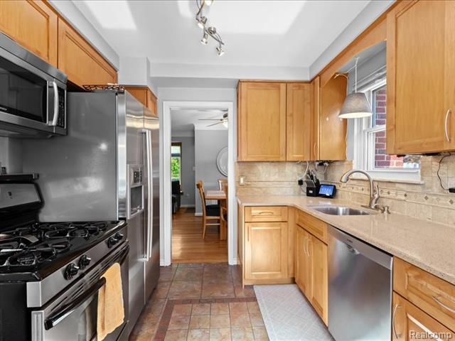 Builiding view eleven for 35129 West Chicago, Livonia, MI. 48150