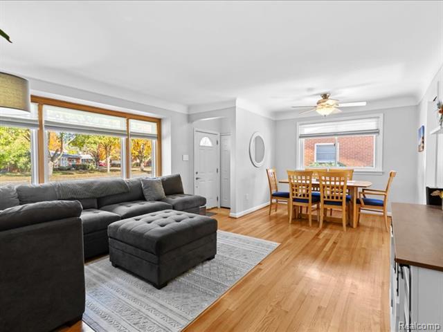 Builiding view five for 35129 West Chicago, Livonia, MI. 48150