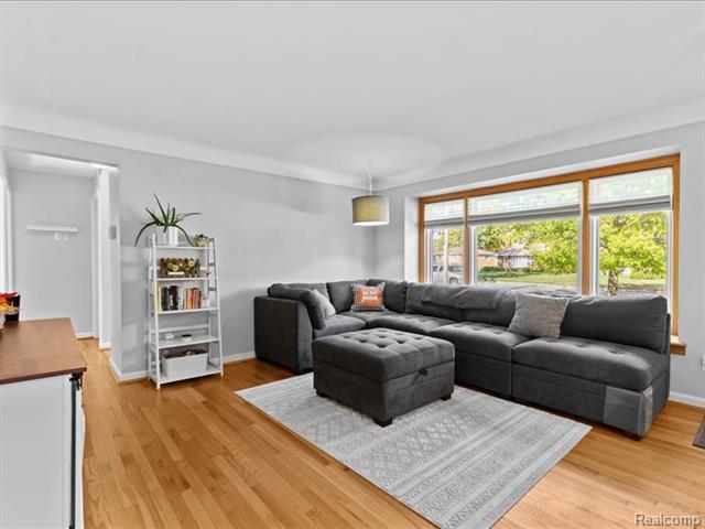 Builiding view four for 35129 West Chicago, Livonia, MI. 48150